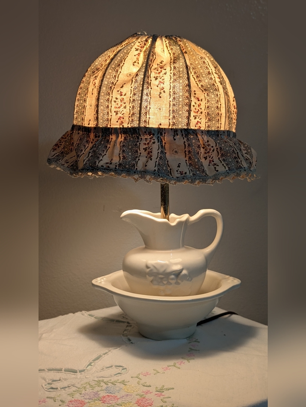 Vtg. Lamp Pitcher Wash Basin White Grape Rustic w/Vintage NOS RARE Bonnet Shade